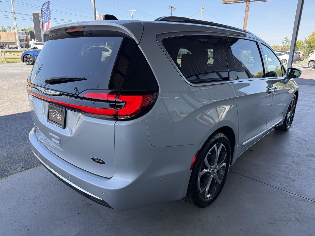 Used 2024 Chrysler Pacifica Pinnacle FWD image 5