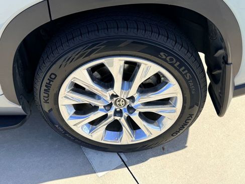 Used 2023 Toyota Highlander Limited image 9