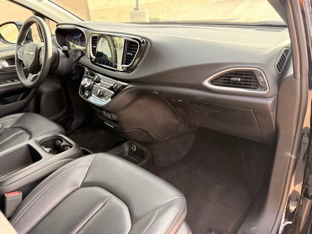 Certified 2025 Chrysler Pacifica Select FWD image 12