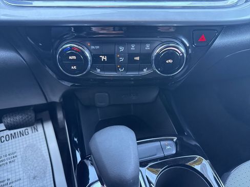 Used 2024 Chevrolet Trax LT w/ LT Convenience Package image 5