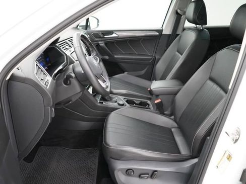 Used 2022 Volkswagen Tiguan SE w/ Panoramic Sunroof Package image 9