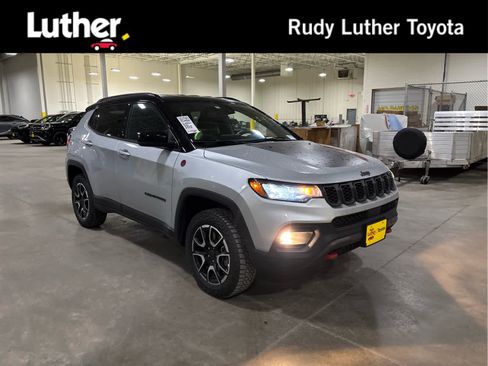 Used 2025 Jeep Compass Trailhawk AWD/4WD image 1