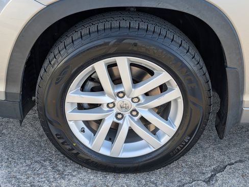 Used 2014 Toyota Highlander LE image 20