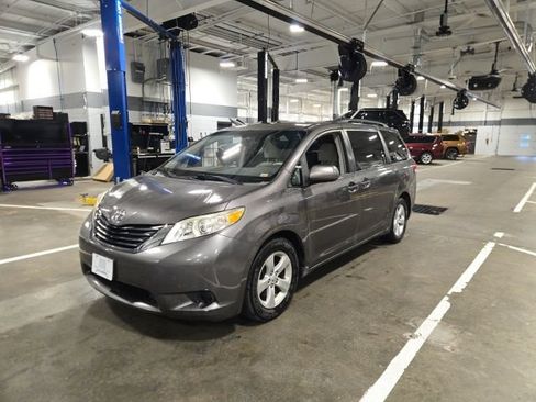 Used 2013 Toyota Sienna LE w/ Towing Pkg FWD image 9