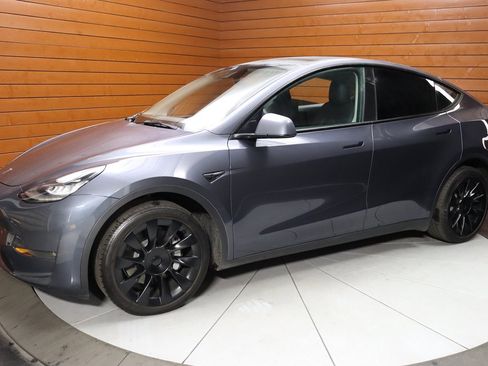 Used 2022 Tesla Model Y Long Range image 7