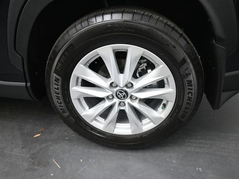 Used 2025 Toyota Corolla Cross LE image 23