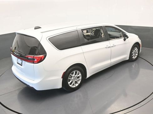 Used 2023 Chrysler Pacifica Touring-L image 53
