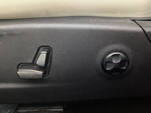 Used 2021 Chrysler 300 Touring image 38