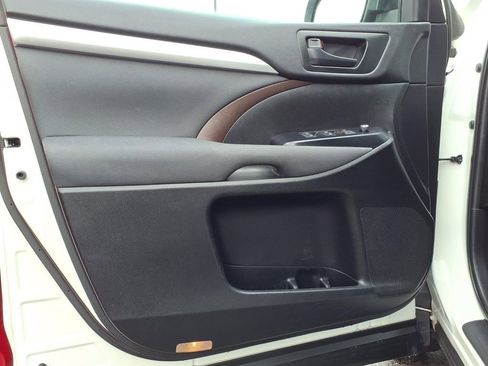 Used 2019 Toyota Highlander LE w/ Carpet Mat Package (TMS) image 21