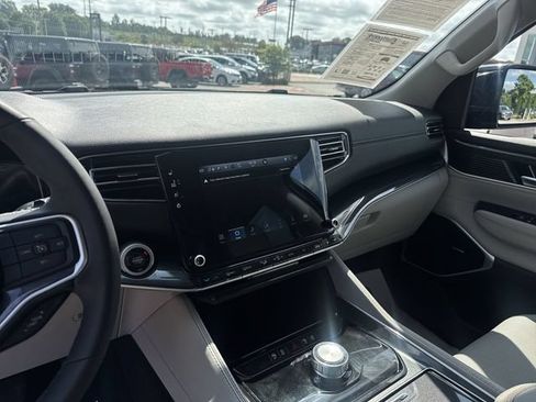 Used 2023 Jeep Wagoneer 2WD image 14