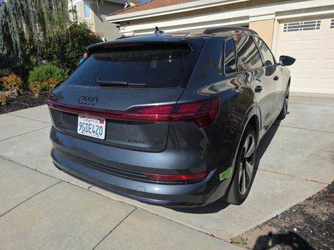 Used 2023 Audi e-tron Premium Plus w/ Premium Plus Package image 4
