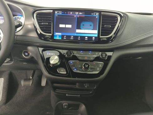 New 2026 Chrysler Pacifica Select FWD image 25