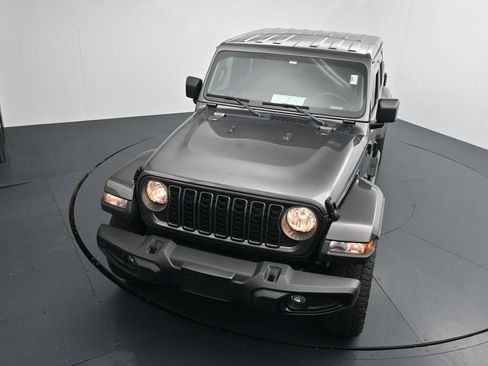 Used 2025 Jeep Gladiator Sport AWD/4WD image 11