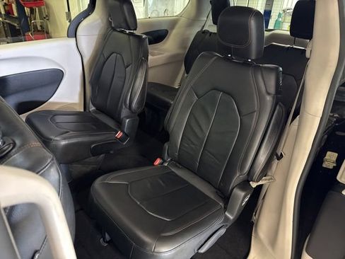 Used 2017 Chrysler Pacifica Touring-L FWD image 32