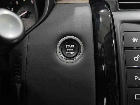 Used 2017 Land Rover Discovery SE image 22