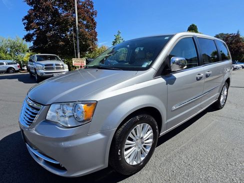 Used 2015 Chrysler Town & Country Touring-L FWD image 1