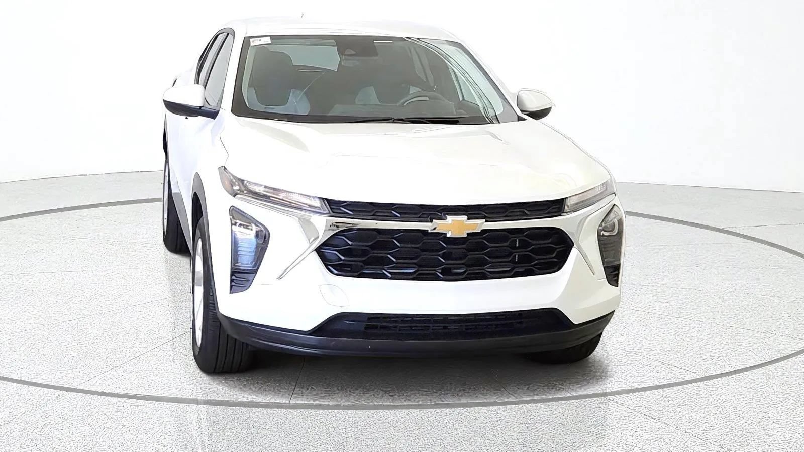 Used 2024 Chevrolet Trax LS w/ LS Convenience Package FWD image 2