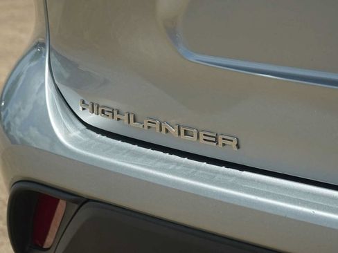 Used 2021 Toyota Highlander XLE AWD/4WD image 8