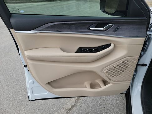 Used 2024 Jeep Grand Cherokee L Limited image 31