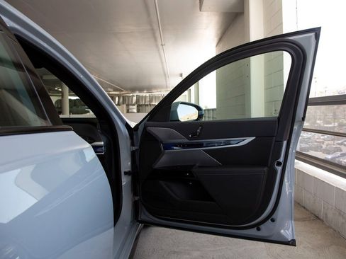 Certified 2025 BMW 760i xDrive w/ Executive Package image 30