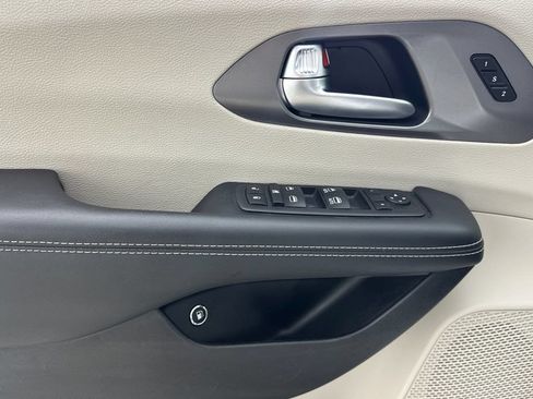 Used 2023 Chrysler Pacifica Touring-L FWD image 11