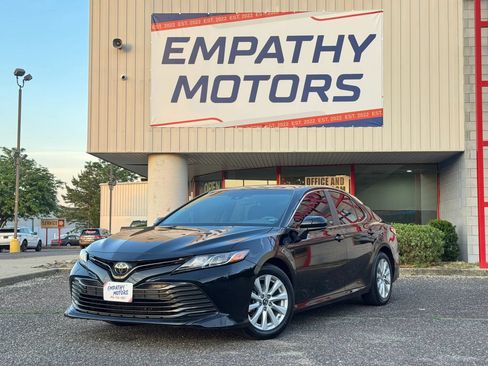 Used 2018 Toyota Camry LE FWD image 1