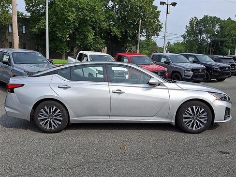 Certified 2023 Nissan Altima 2.5 SV w/ SV Premium Package FWD image 8