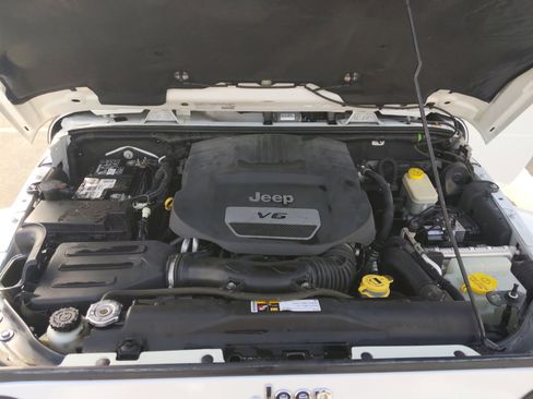 Used 2014 Jeep Wrangler Unlimited Sahara w/ Connectivity Group image 21