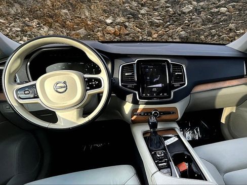 Used 2021 Volvo XC90 T6 Momentum w/ Protection Package Premier image 14