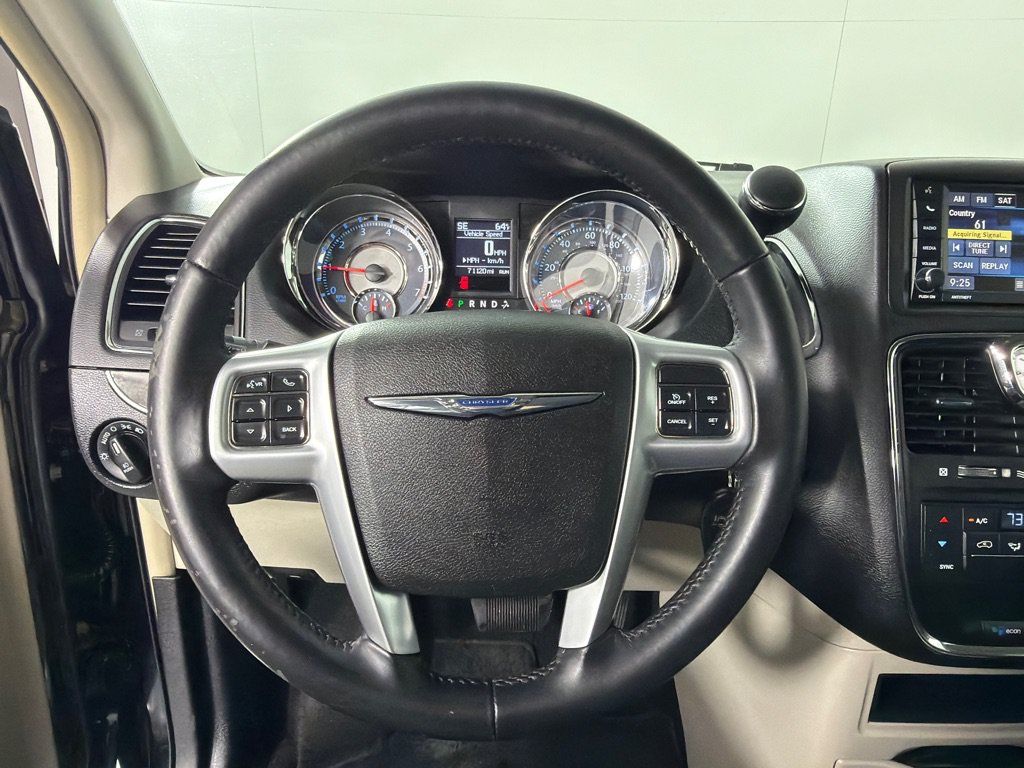 Used 2013 Chrysler Town & Country Touring FWD image 14