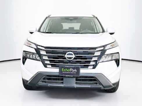 Used 2025 Nissan Rogue SV image 2