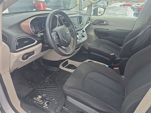Used 2023 Chrysler Voyager LX image 12