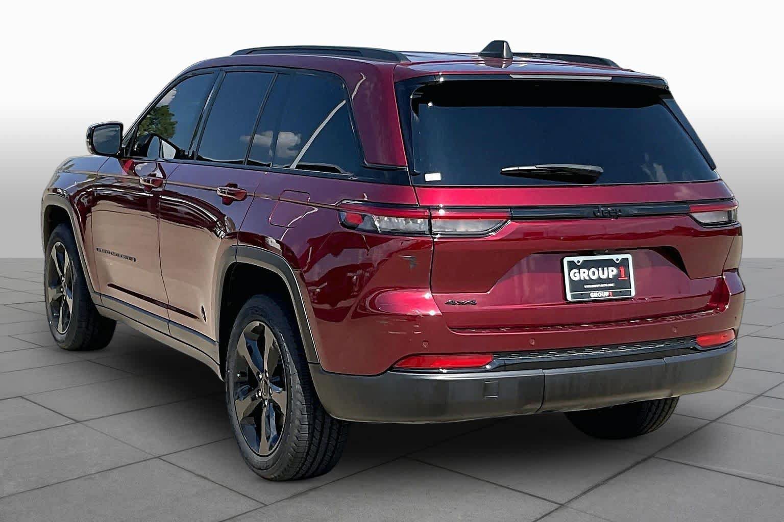 Used 2023 Jeep Grand Cherokee Altitude AWD/4WD image 12