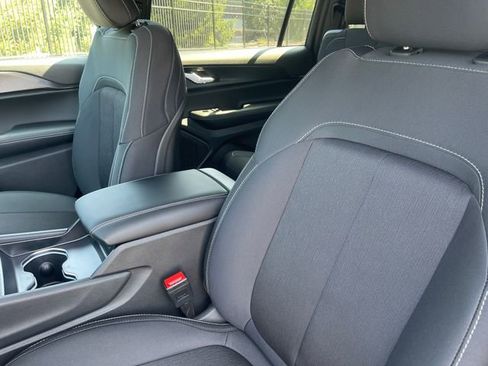 New 2025 Jeep Grand Cherokee L Laredo image 21