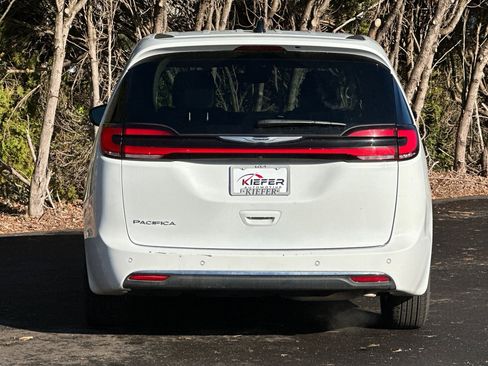 Used 2024 Chrysler Pacifica Touring-L image 5