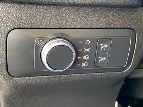 Used 2020 Ford Escape SE image 25