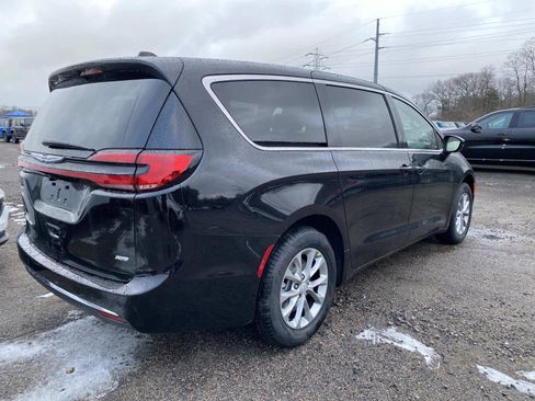 New 2026 Chrysler Pacifica Select image 3