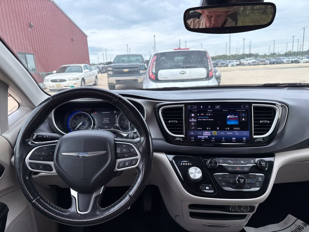 Used 2021 Chrysler Pacifica Touring-L FWD image 40