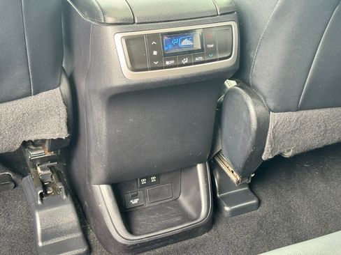 Used 2018 Toyota Highlander XLE image 18