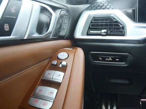 Certified 2025 BMW X7 M60i image 24