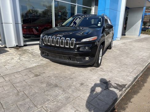 Used 2018 Jeep Cherokee Latitude image 2