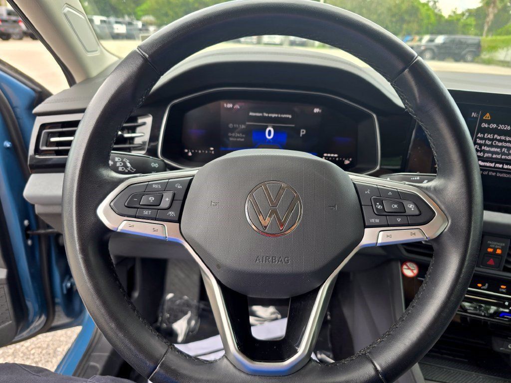 Used 2025 Volkswagen Jetta SE FWD image 17