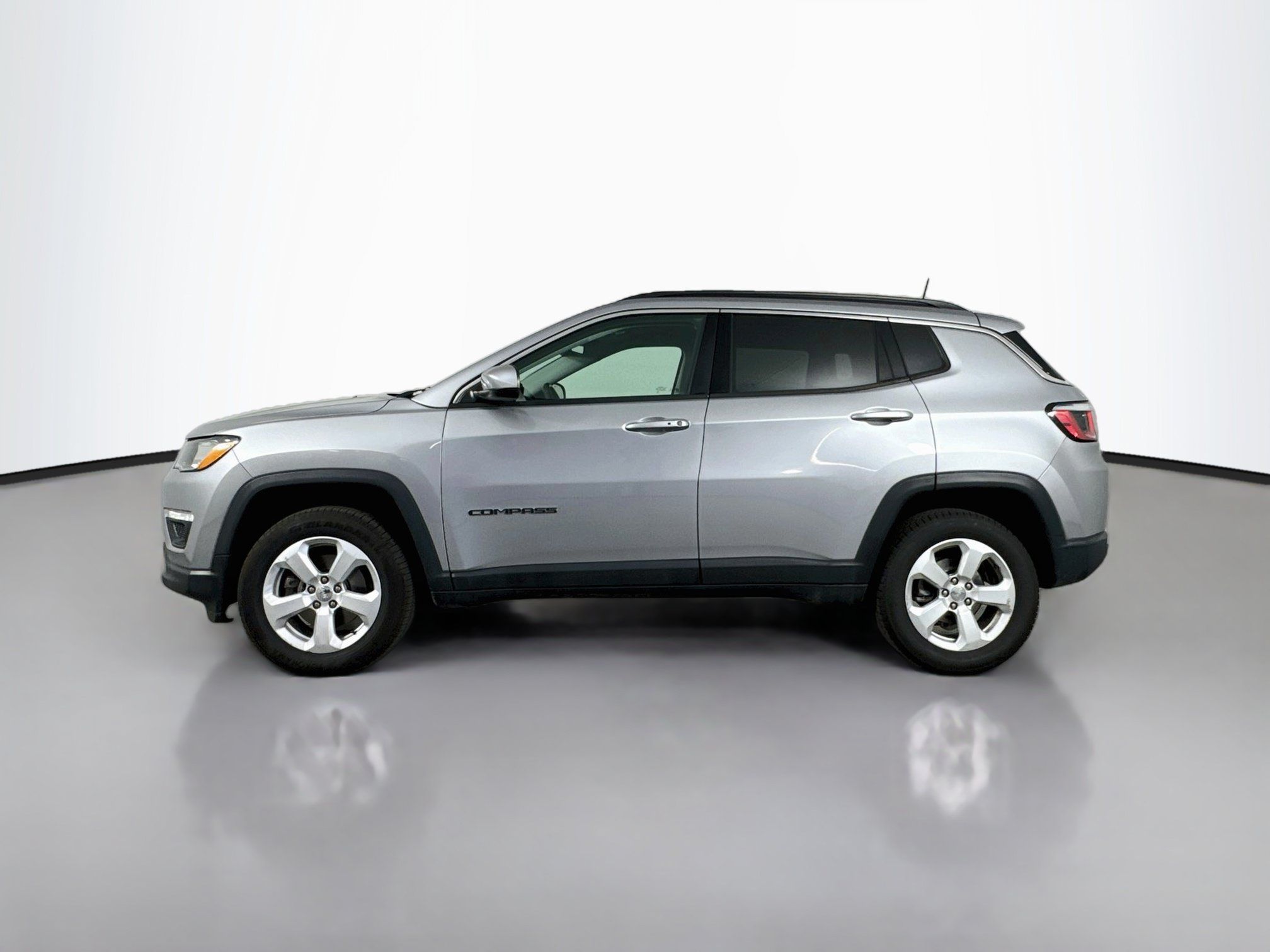 Used 2018 Jeep Compass Latitude w/ Popular Equipment Group AWD/4WD image 4