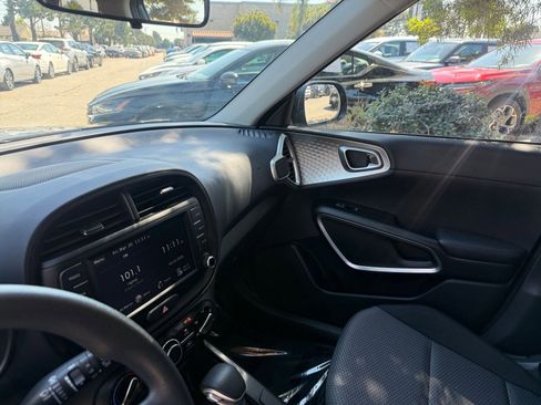 Used 2025 Kia Soul LX w/ LX Technology Package image 31