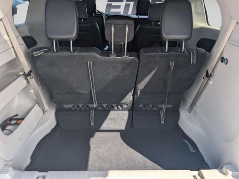 Used 2023 Chrysler Pacifica Touring-L FWD image 19
