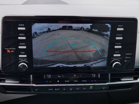 Used 2021 Toyota Sienna XLE FWD image 19