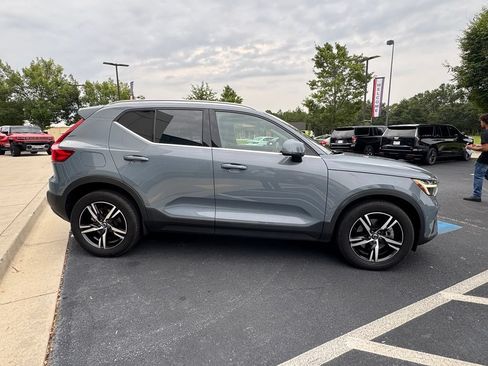 Used 2023 Volvo XC40 B5 Plus AWD/4WD image 4