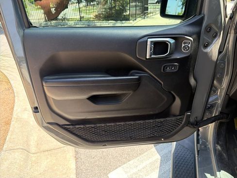 Used 2023 Jeep Gladiator Mojave AWD/4WD image 18