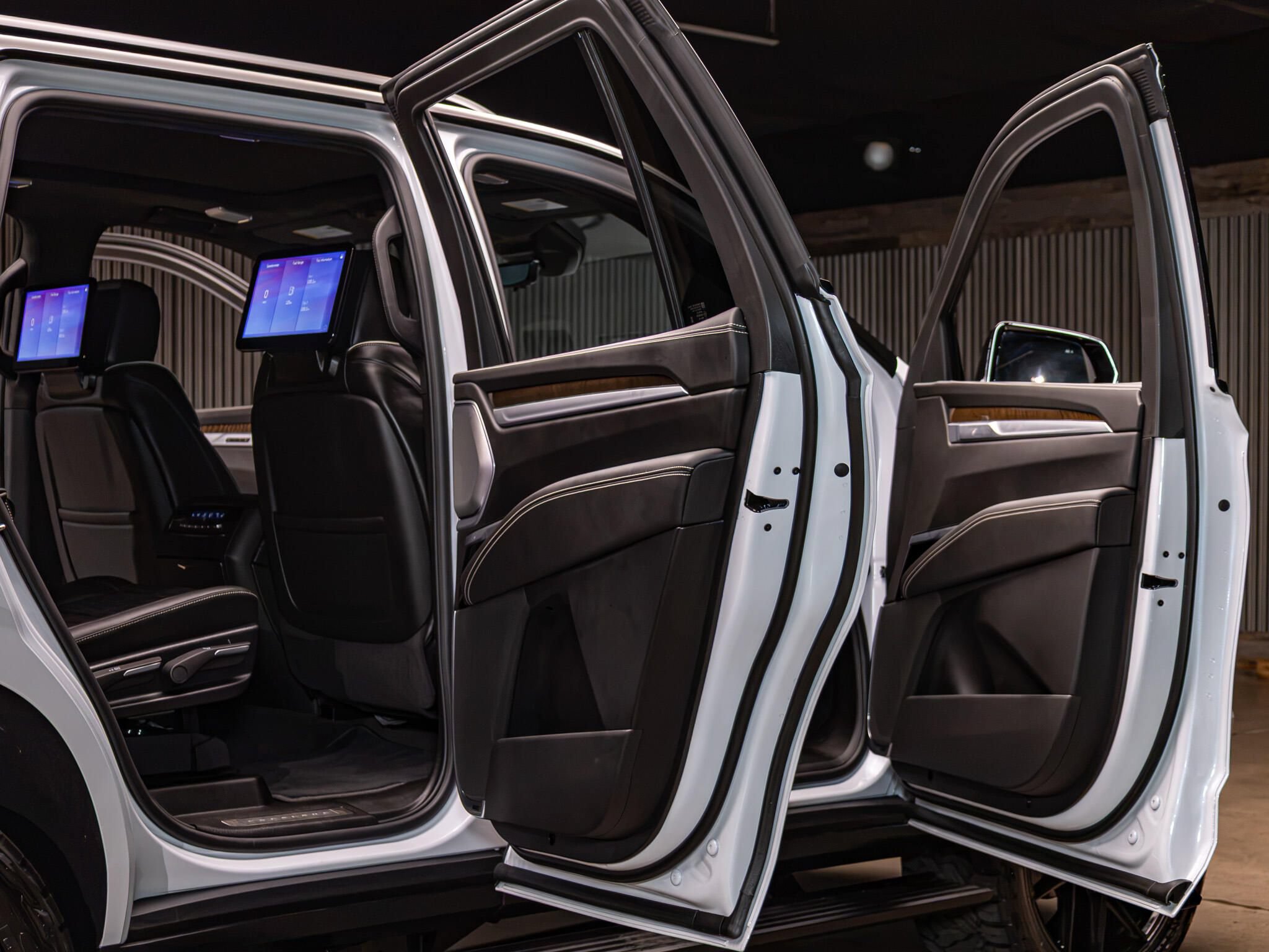 Used 2027 Cadillac Escalade Platinum Sport w/ LPO, ONYX Package AWD/4WD image 32