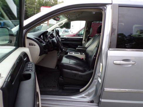 Used 2014 Chrysler Town & Country Touring FWD image 14